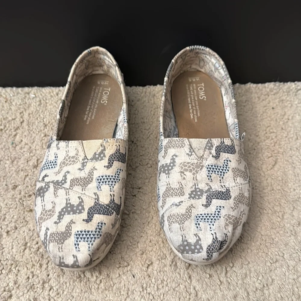 Toms Women’s Classic Slip-On with Alpaca/Llama Print - Size 8.5 - Cream